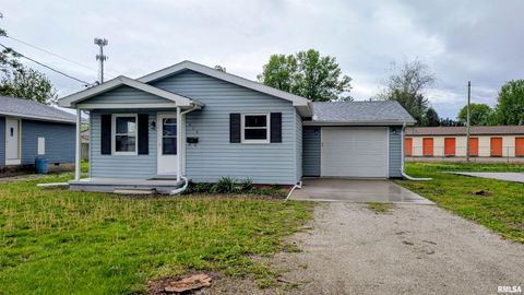Photo of 614 E VINE Street, Taylorville, IL 62568 (MLS # CA1043259)