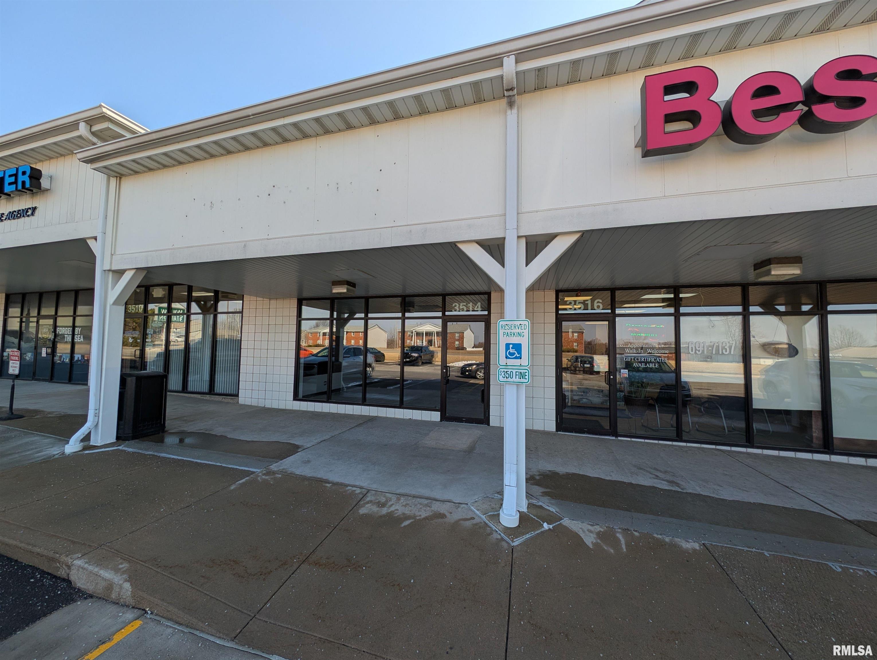 Photo 1 of 17 — 3514 W WILLOW KNOLLS Road, Peoria, IL 61614