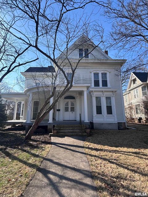 Homes For Sale - 839 W State Street<br/> Jacksonville, IL 62650