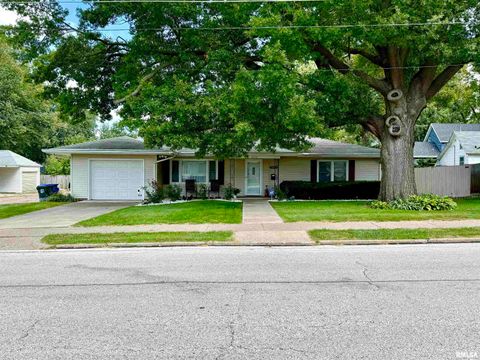 Photo of 2015 WASHINGTON Street, Davenport, IA 52804 (MLS # QC4267189)