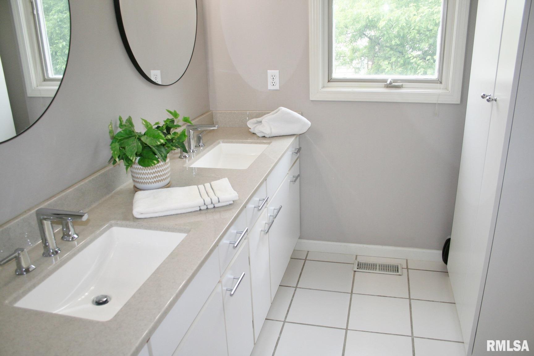 4011 Prairie Lane, Bettendorf, Iowa image 17