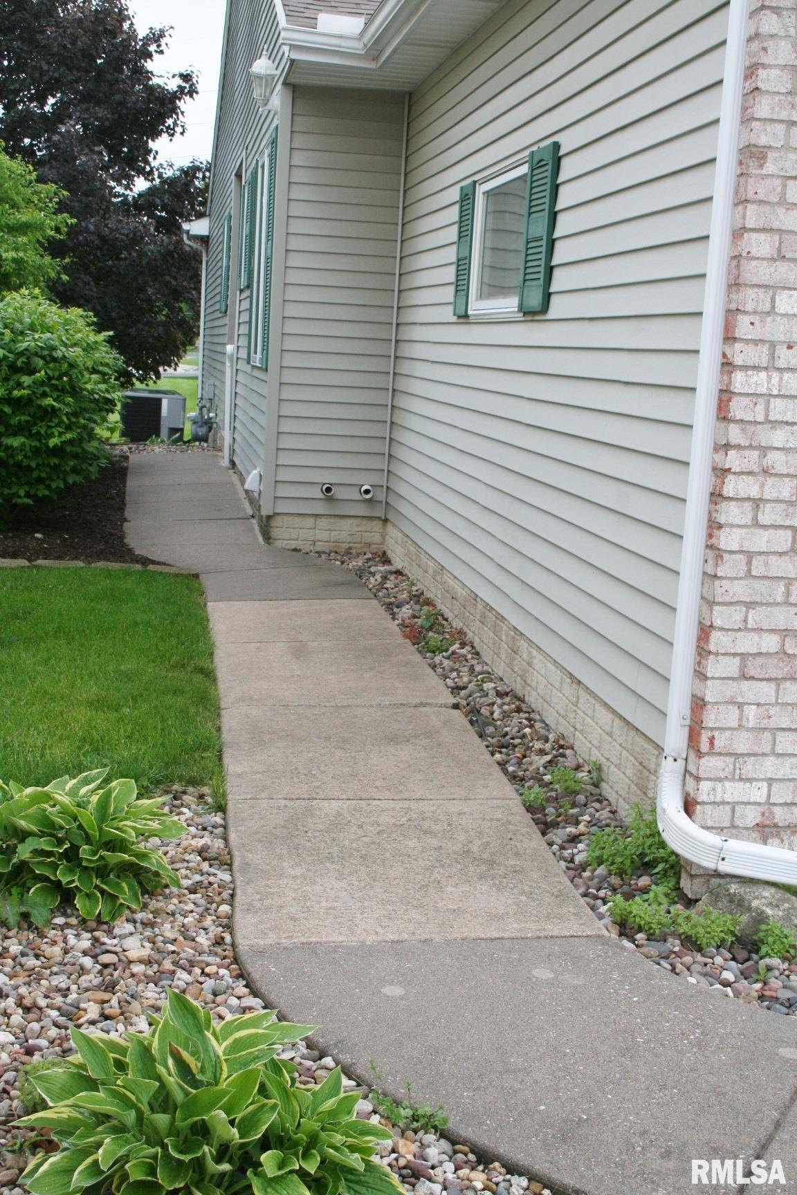 4011 Prairie Lane, Bettendorf, Iowa image 2