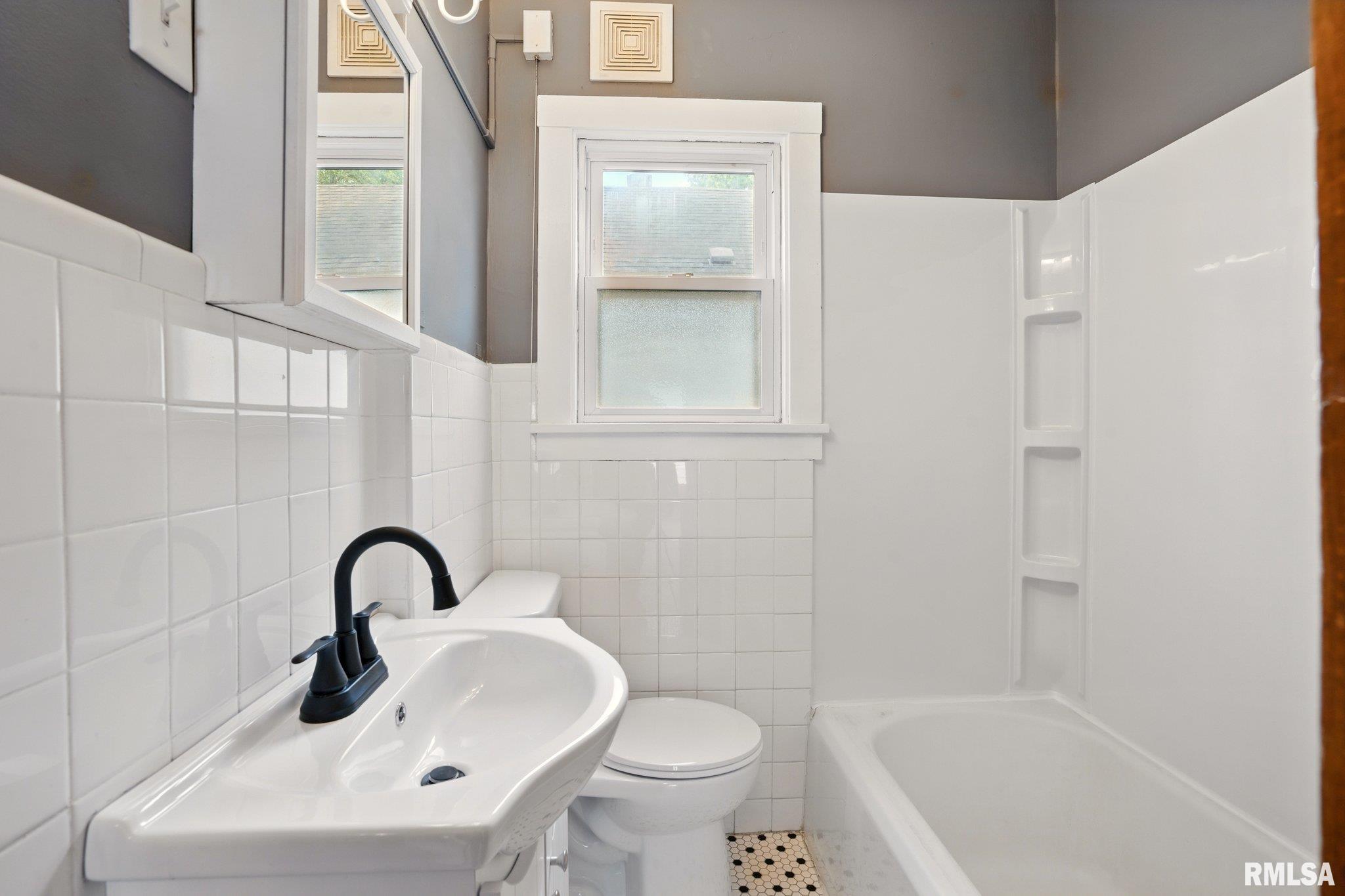 2121 4th Street, Moline, Illinois image 14