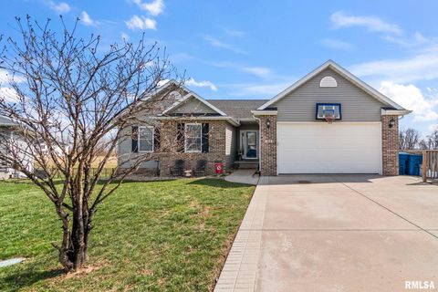 Photo of 212 HILLCREST Drive, Mechanicsburg, IL 62545 (MLS # CA1042255)