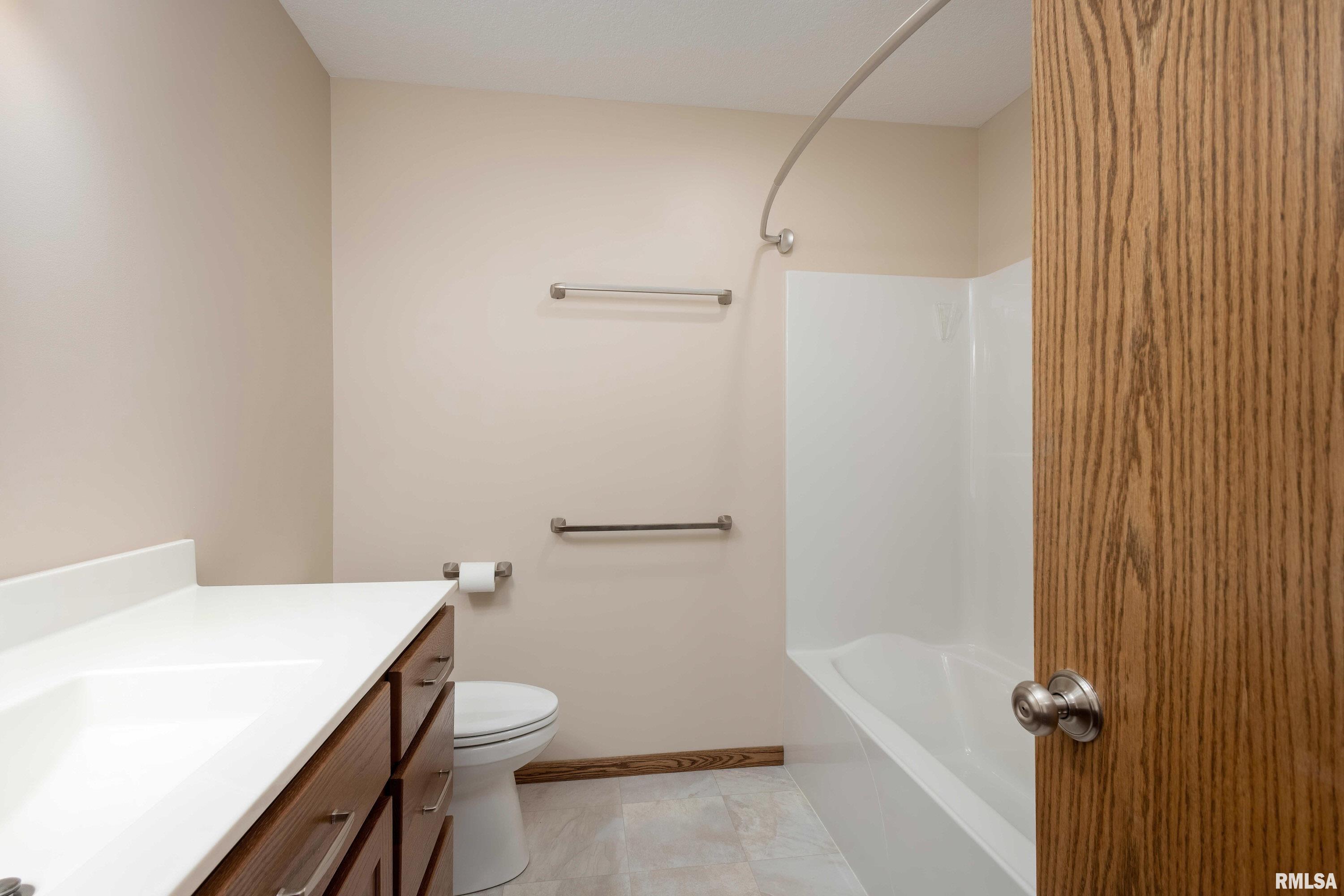 306 W Torrey Pines Drive, Eldridge, Iowa image 18