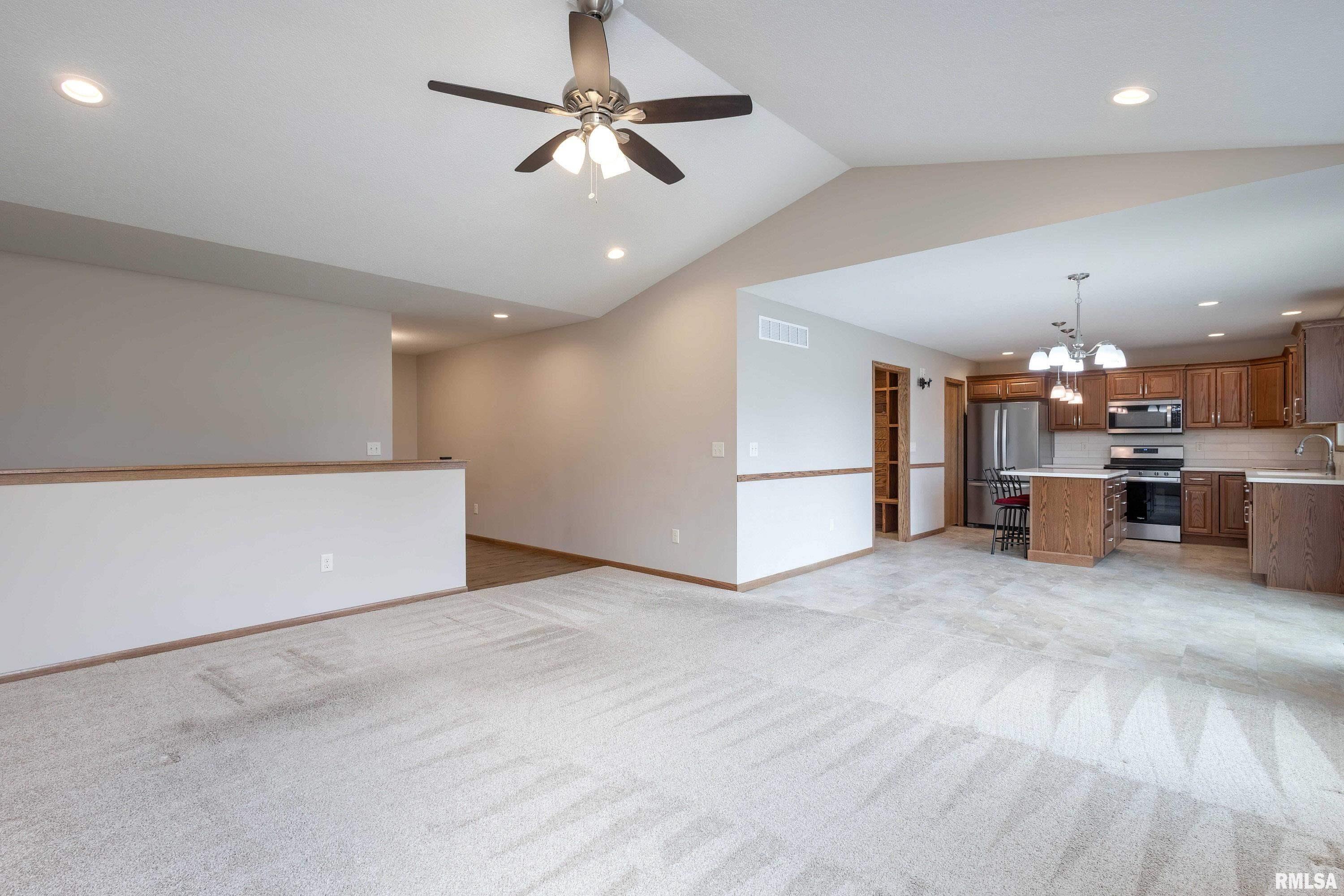 306 W Torrey Pines Drive, Eldridge, Iowa image 8