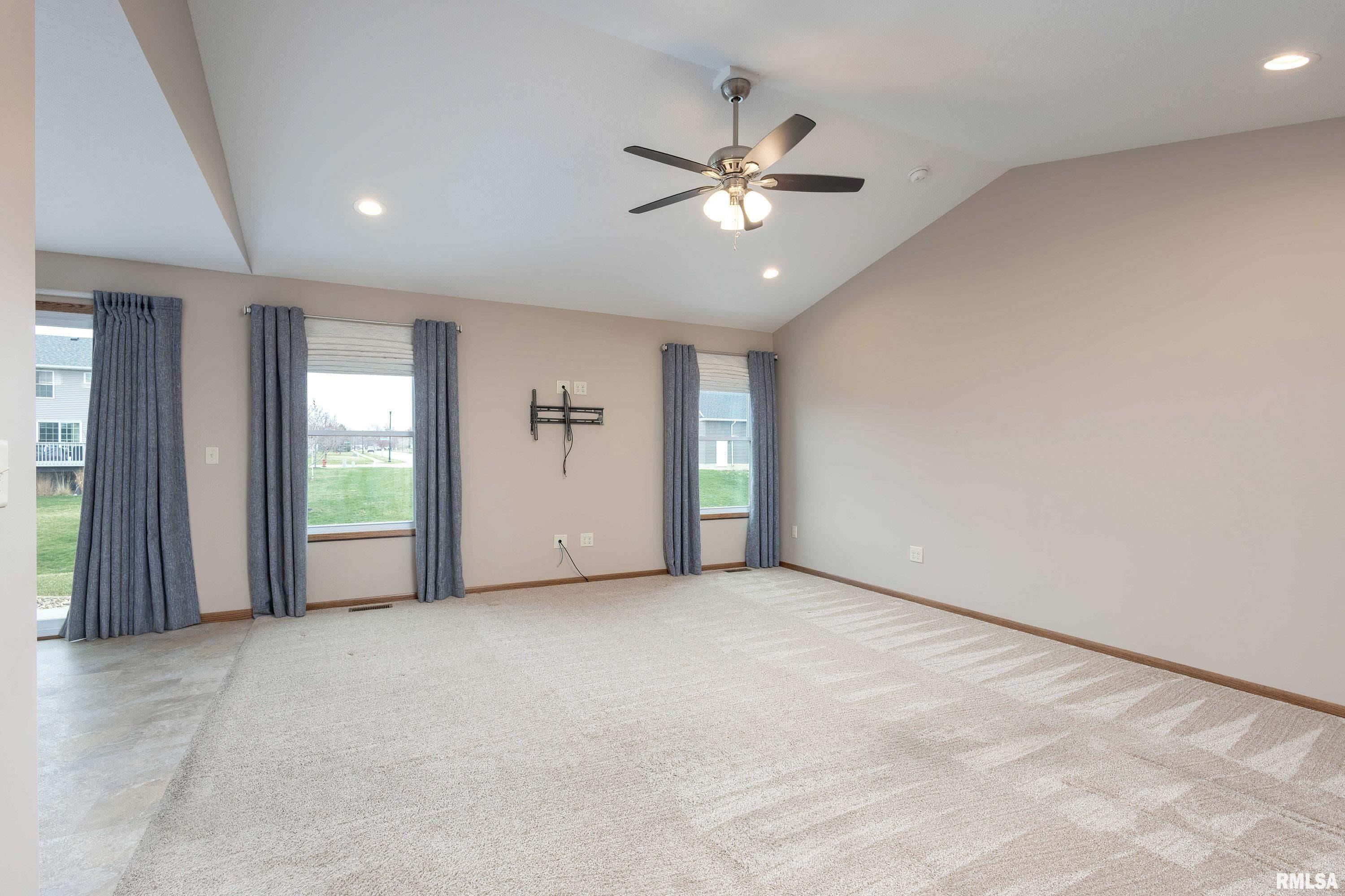 306 W Torrey Pines Drive, Eldridge, Iowa image 6