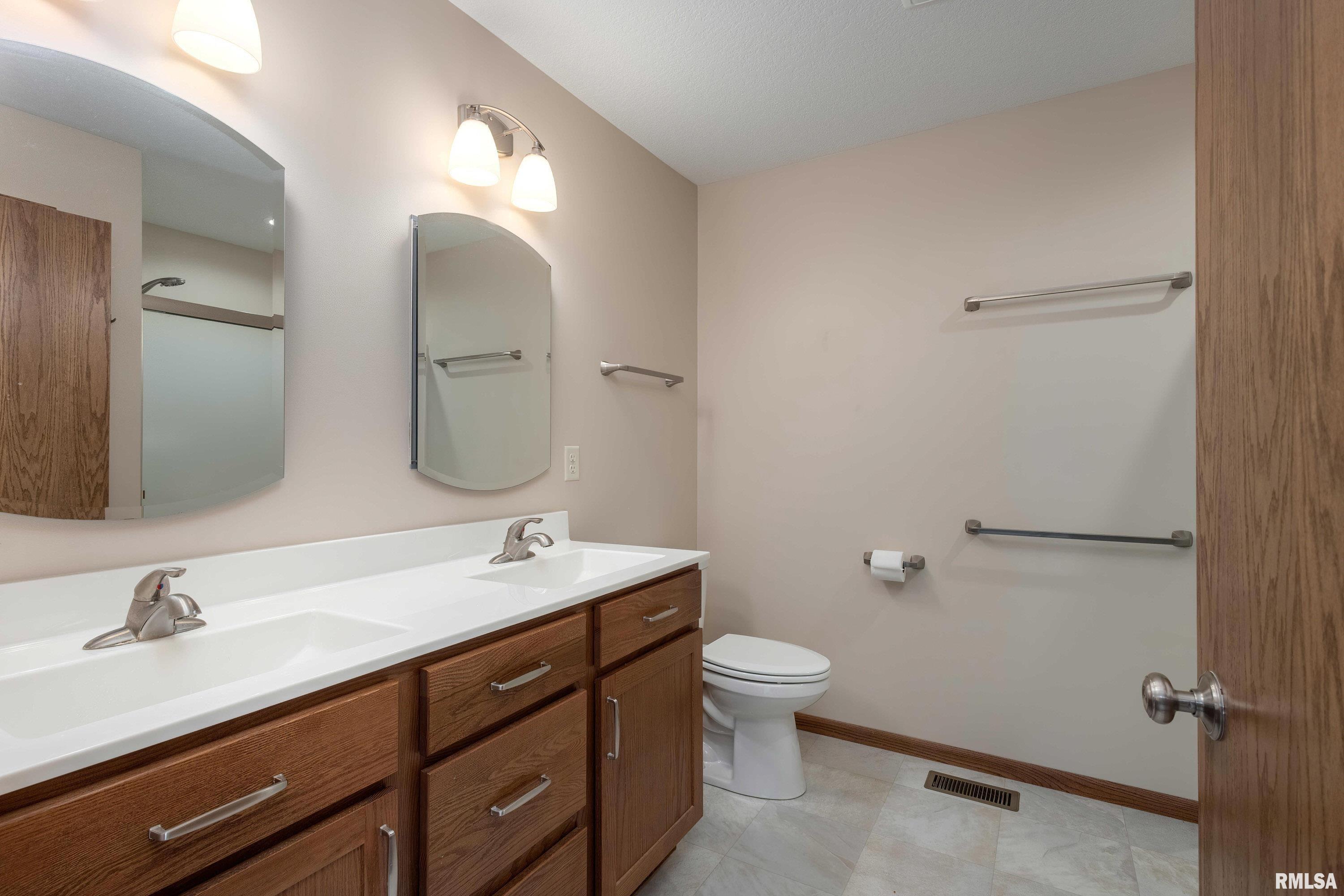 306 W Torrey Pines Drive, Eldridge, Iowa image 23