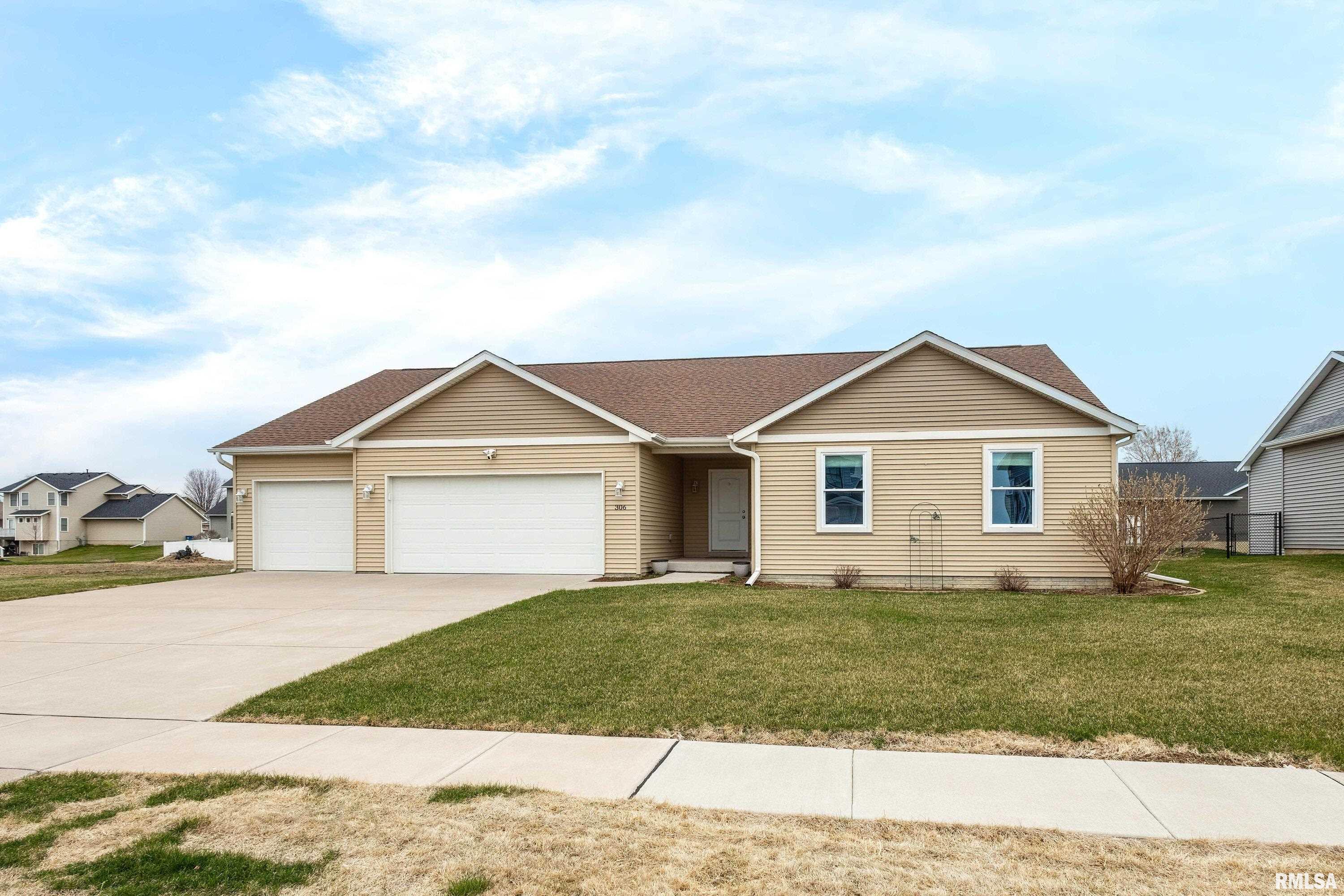 306 W Torrey Pines Drive, Eldridge, Iowa image 2