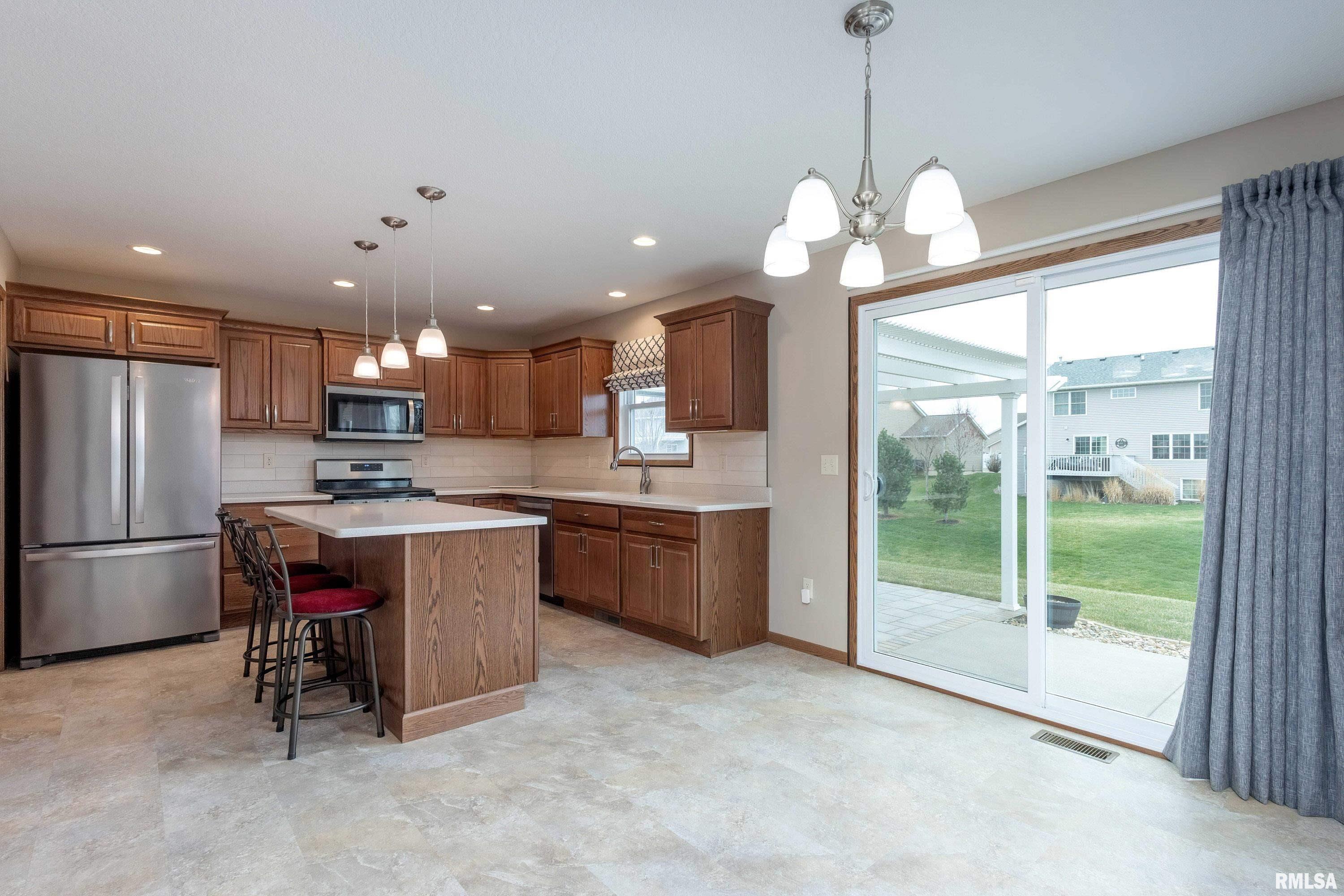 306 W Torrey Pines Drive, Eldridge, Iowa image 11