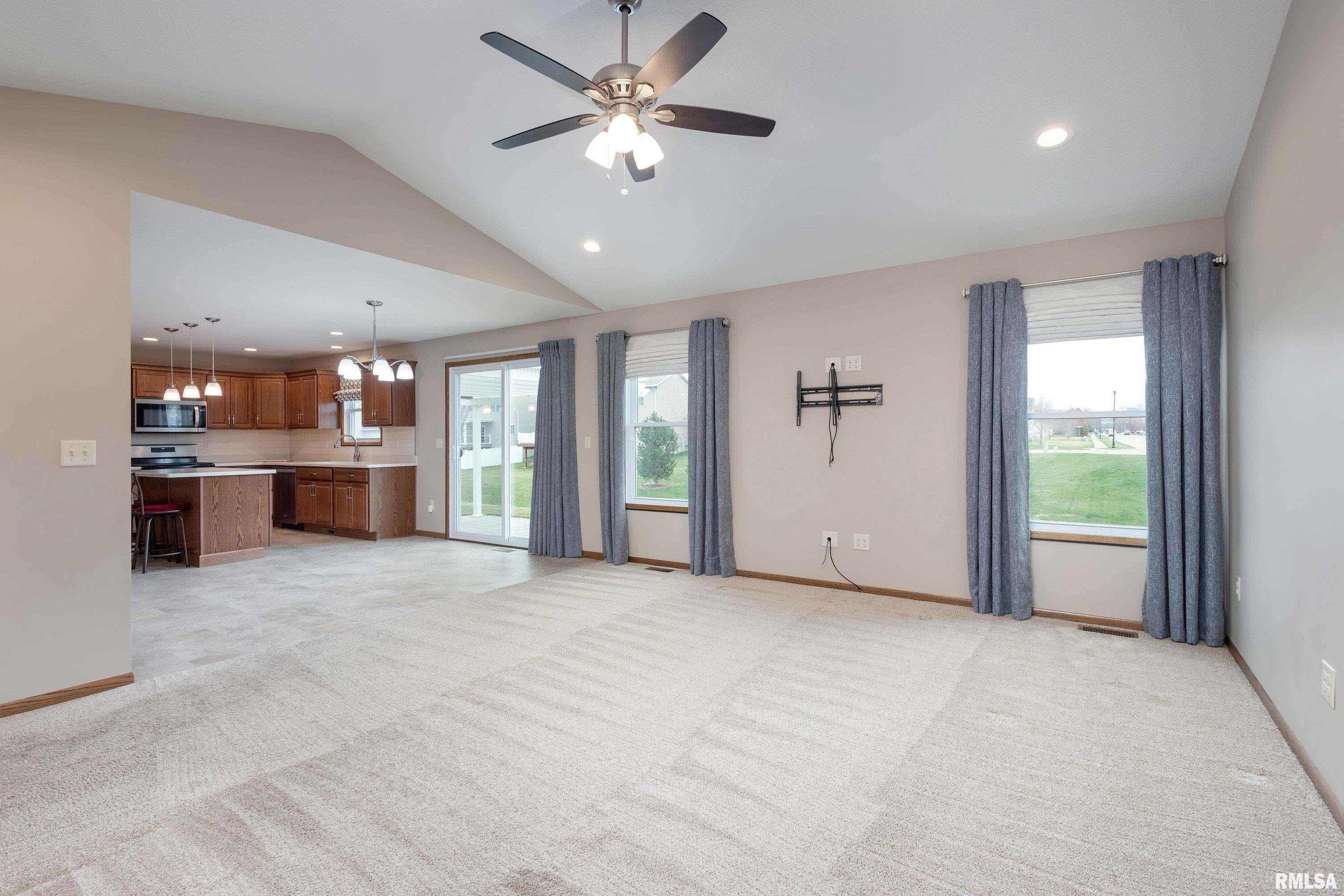 306 W Torrey Pines Drive, Eldridge, Iowa image 7