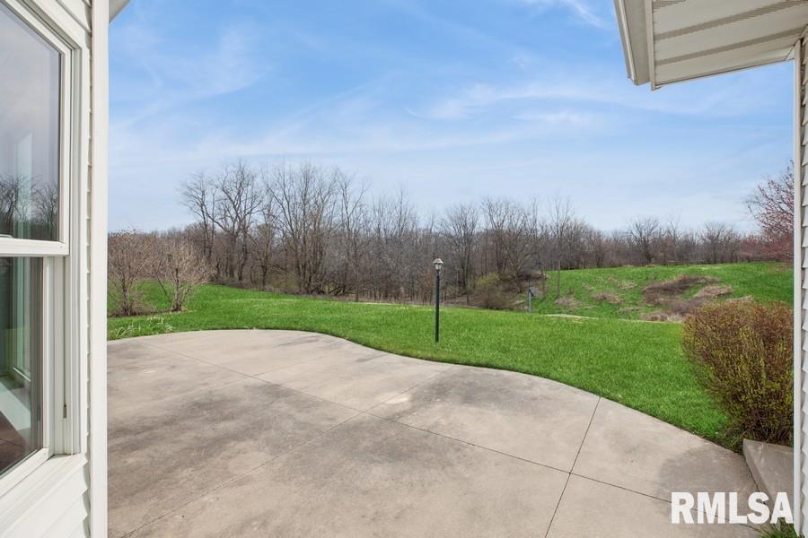 5823 Shawnee Drive, Davenport, Iowa image 4