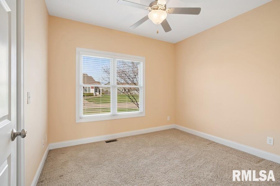 5823 Shawnee Drive, Davenport, Iowa image 29