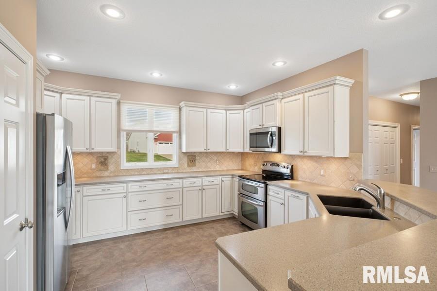 5823 Shawnee Drive, Davenport, Iowa image 16