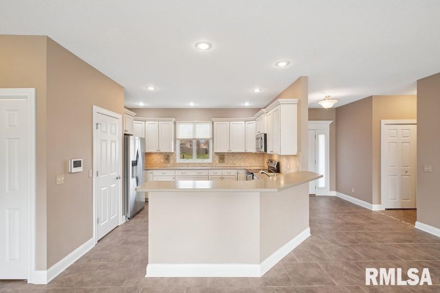 5823 Shawnee Drive, Davenport, Iowa image 15