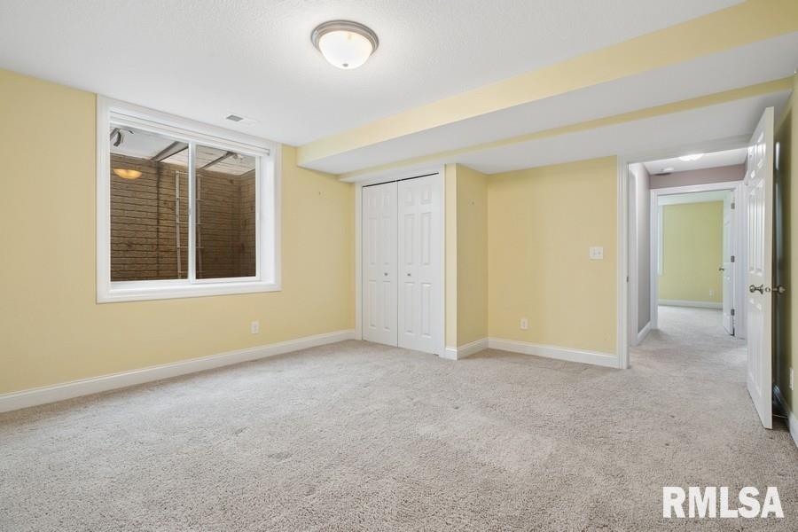 5823 Shawnee Drive, Davenport, Iowa image 36
