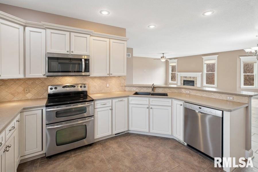 5823 Shawnee Drive, Davenport, Iowa image 17