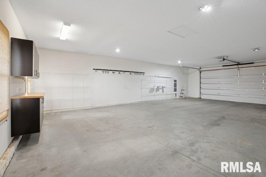 5823 Shawnee Drive, Davenport, Iowa image 21