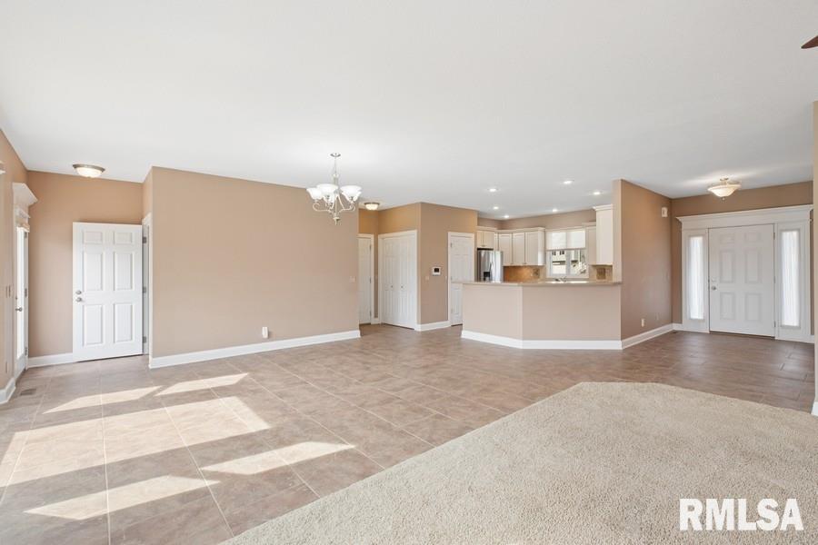 5823 Shawnee Drive, Davenport, Iowa image 13