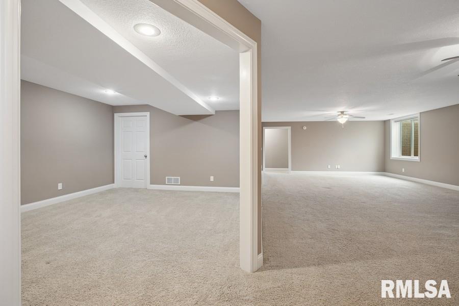 5823 Shawnee Drive, Davenport, Iowa image 35