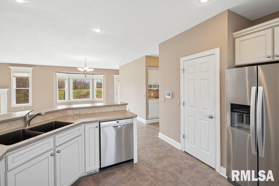 5823 Shawnee Drive, Davenport, Iowa image 18