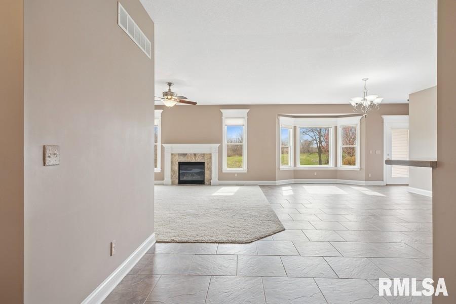 5823 Shawnee Drive, Davenport, Iowa image 8