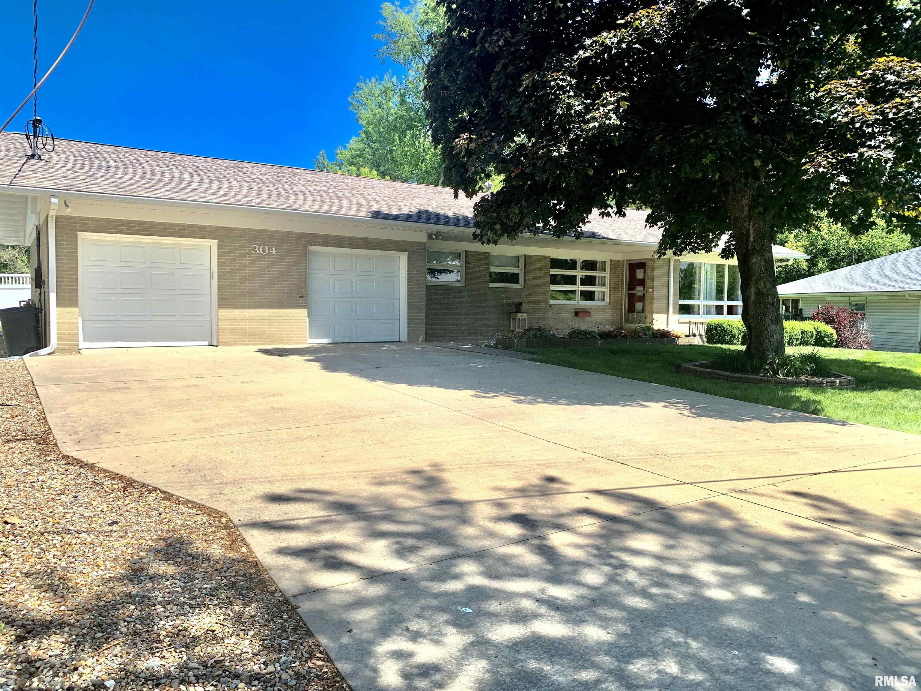304 Dewey Drive, Jacksonville, Illinois image 1