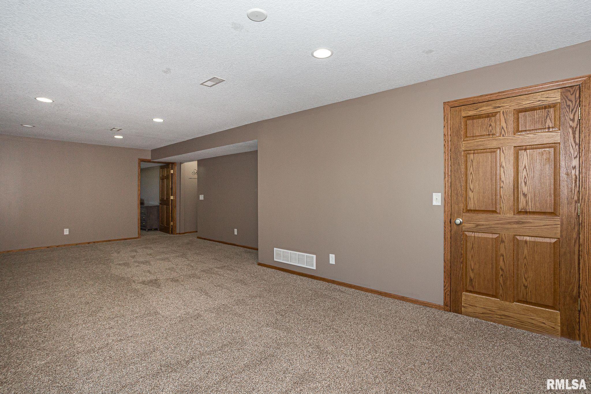 12 Douglas Way, Eldridge, Iowa image 32