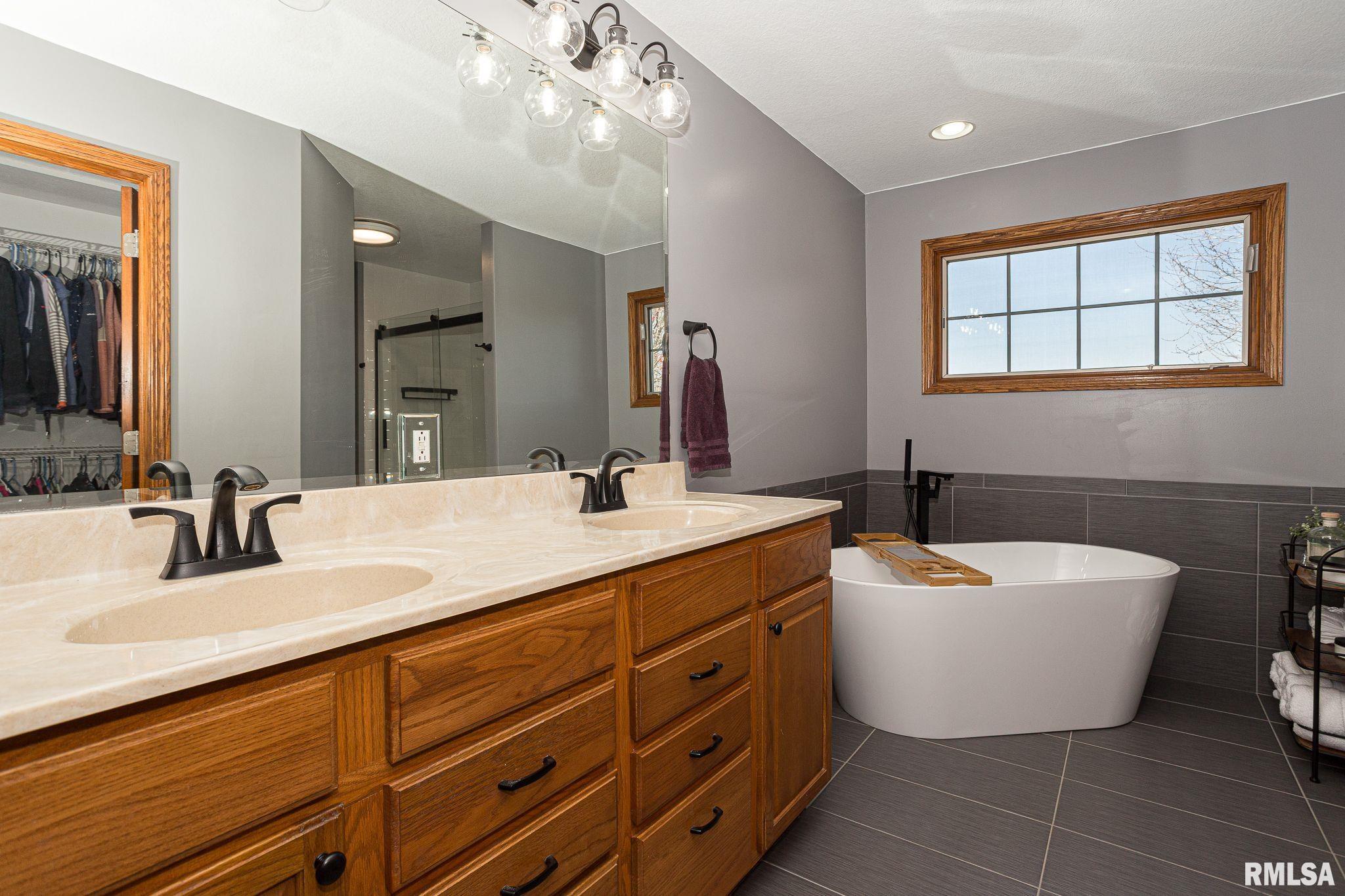 12 Douglas Way, Eldridge, Iowa image 19