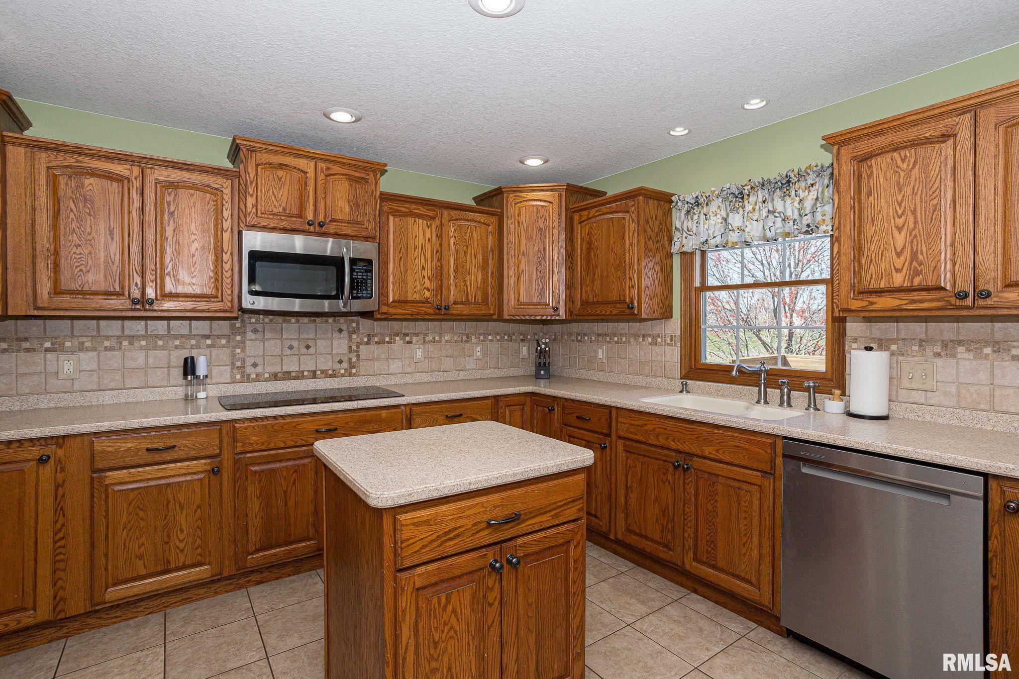 12 Douglas Way, Eldridge, Iowa image 12