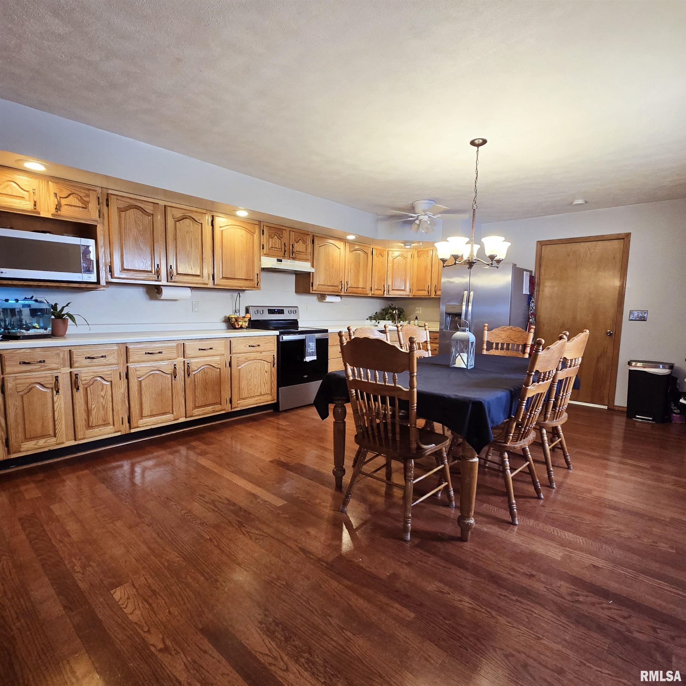 223 N King Street, Hurst, Illinois image 9