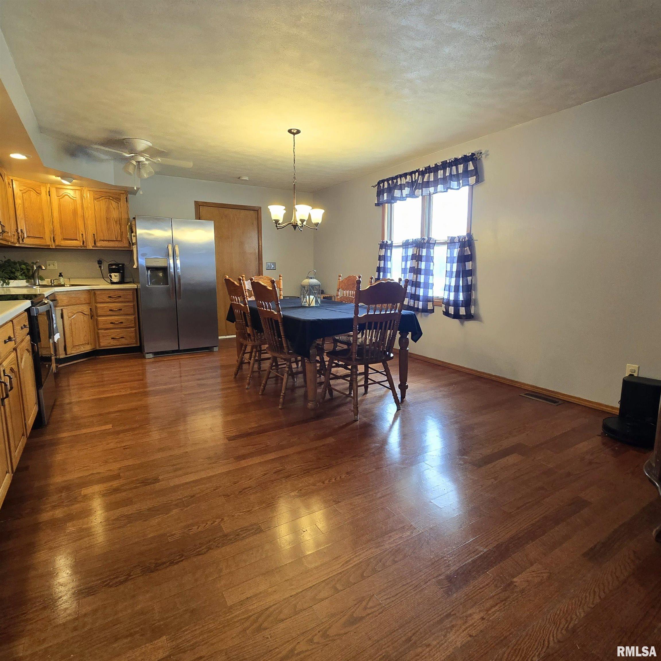 223 N King Street, Hurst, Illinois image 7