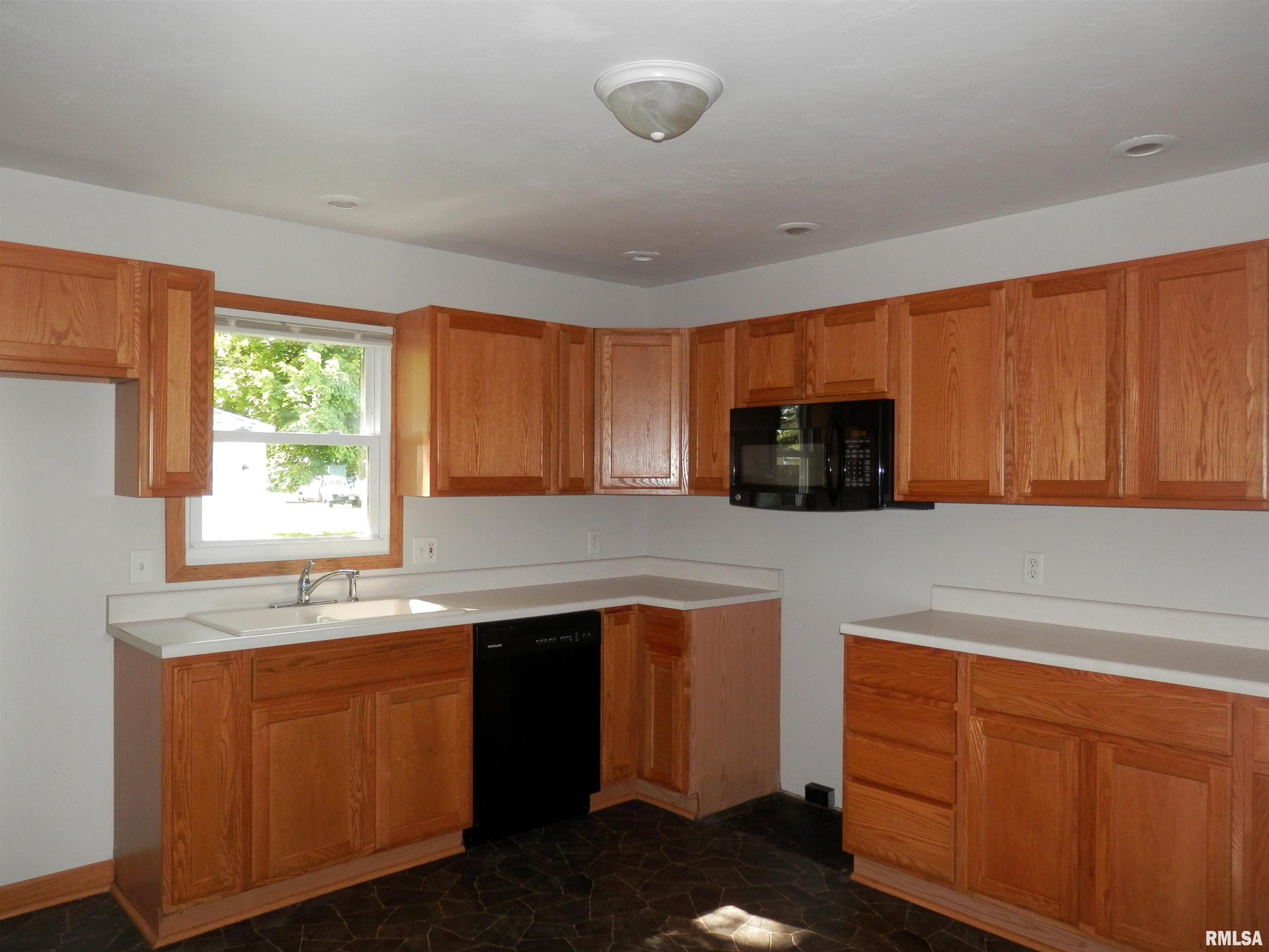 696 Olive Street, Galesburg, Illinois image 12