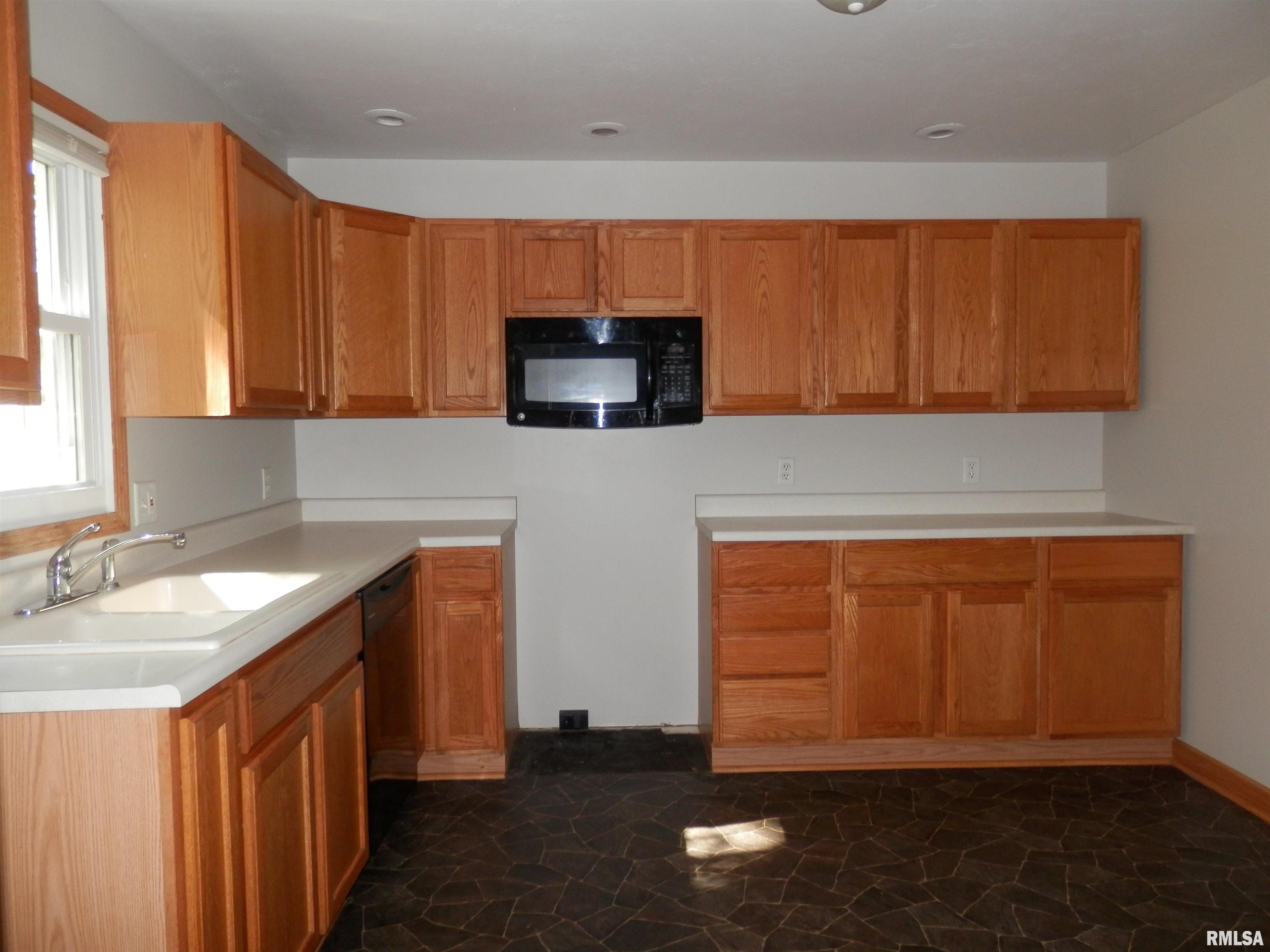 696 Olive Street, Galesburg, Illinois image 13