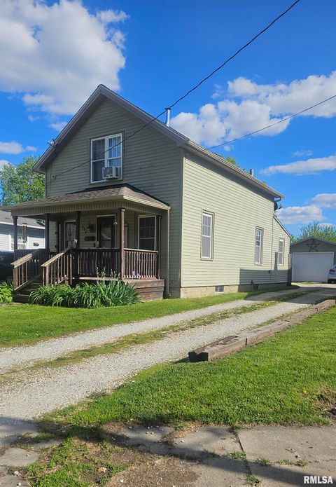 Homes For Sale - 394 W Maple Street<br/> Canton, IL 61520