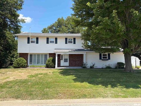 Homes For Sale - 3711 Oakwood Circle<br/> Christian County, Taylorville, IL 62568