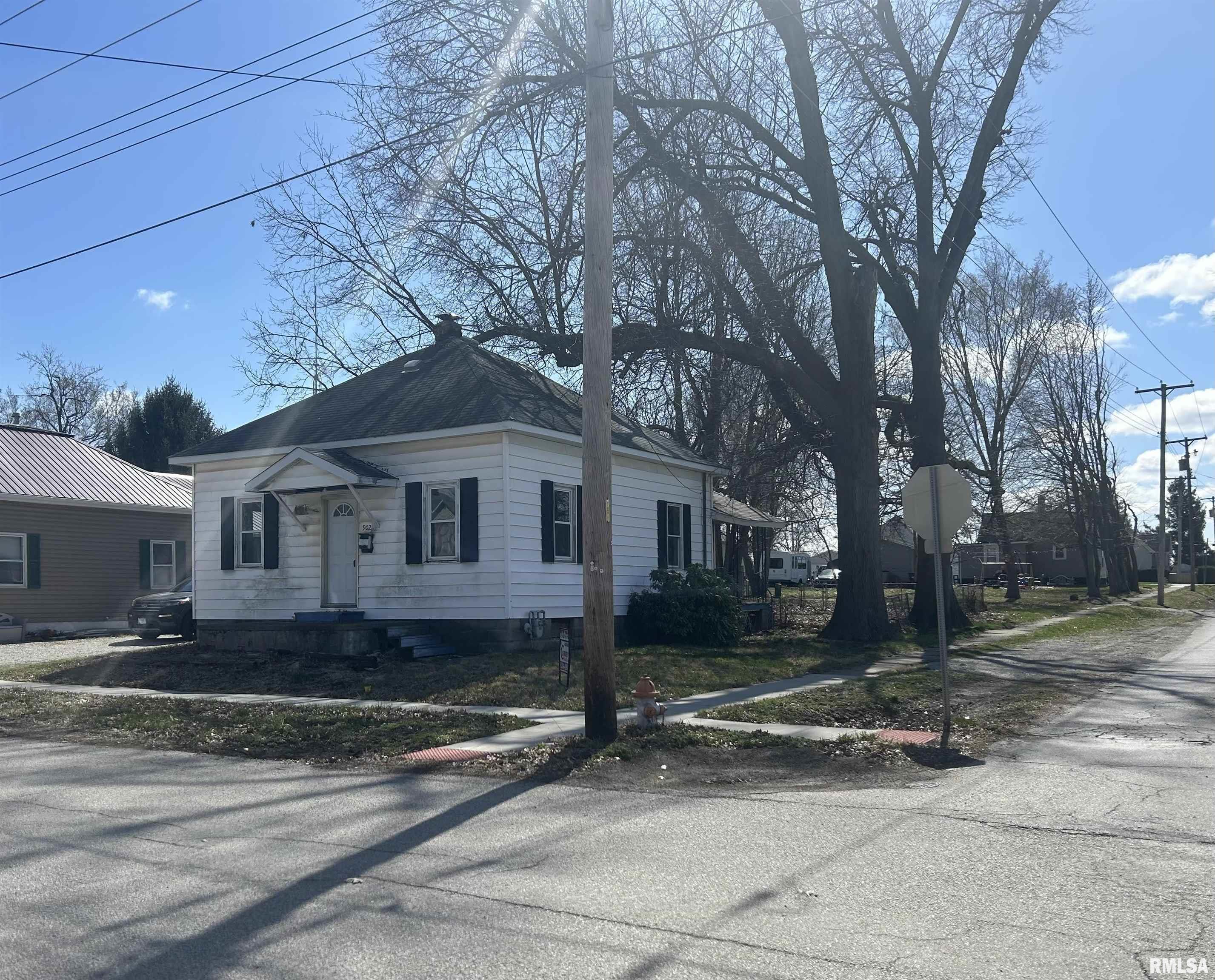 902 E Oak Street, Taylorville, Illinois image 1