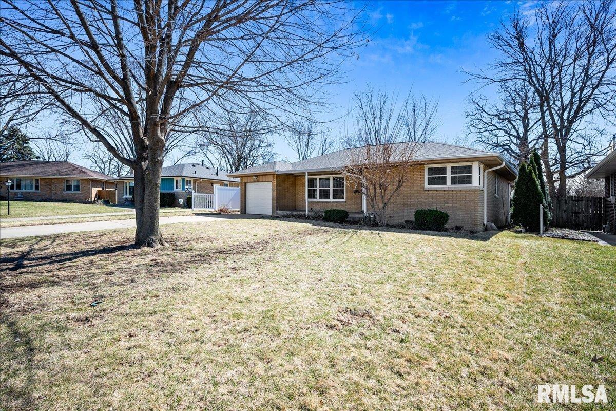 1126 W Lakecrest Drive, Peoria, Illinois image 2