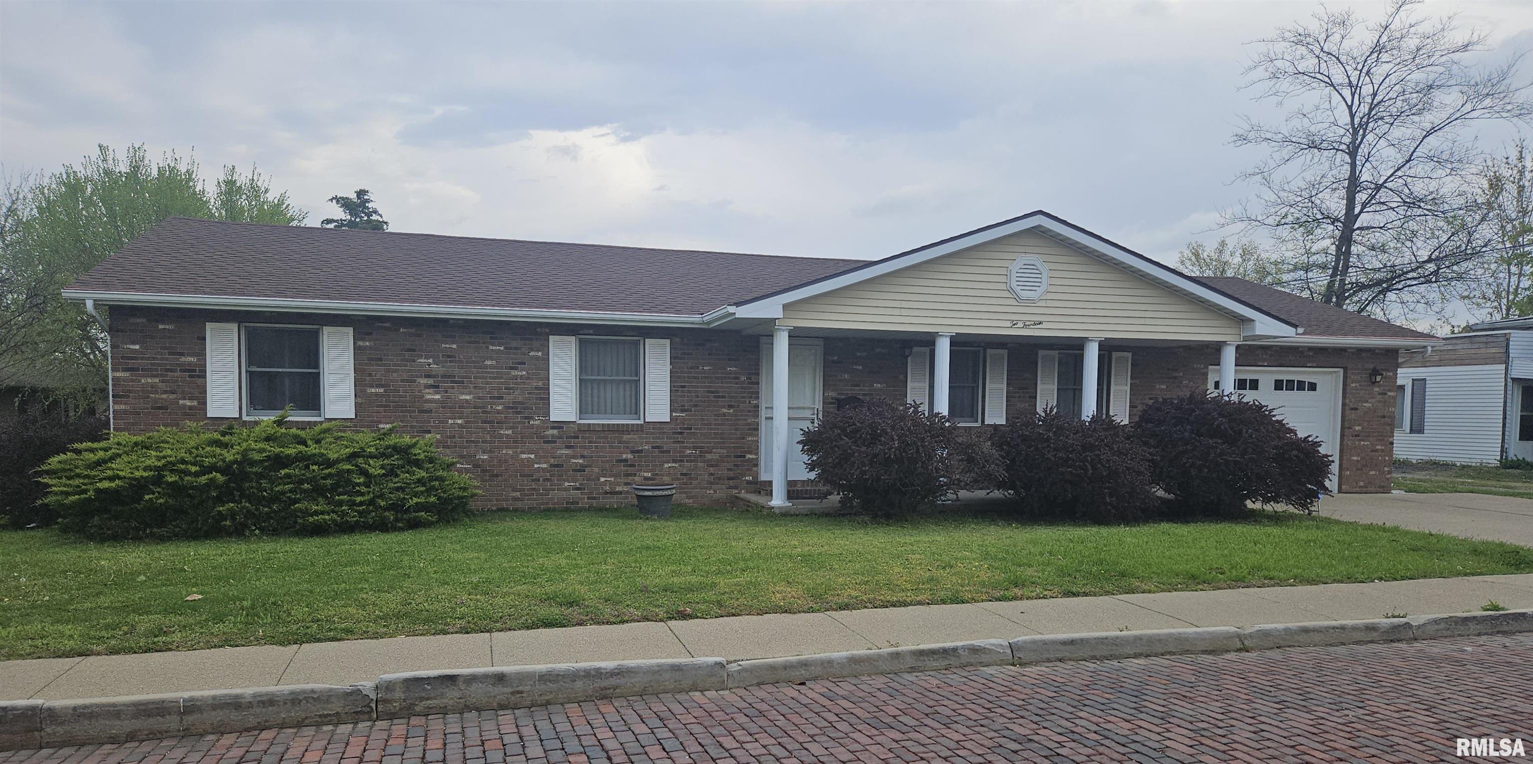 214 W Locust Street, Harrisburg, Illinois image 3