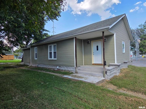 Homes For Sale - 608 E Broadway Boulevard<br/> Williamson County, Johnston City, IL 62951