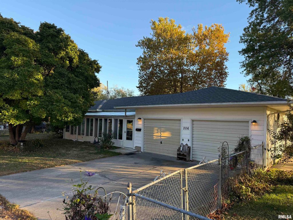 Photo of 206 N ROBINSON, Lewistown, IL 61542 (MLS # PA1262096)