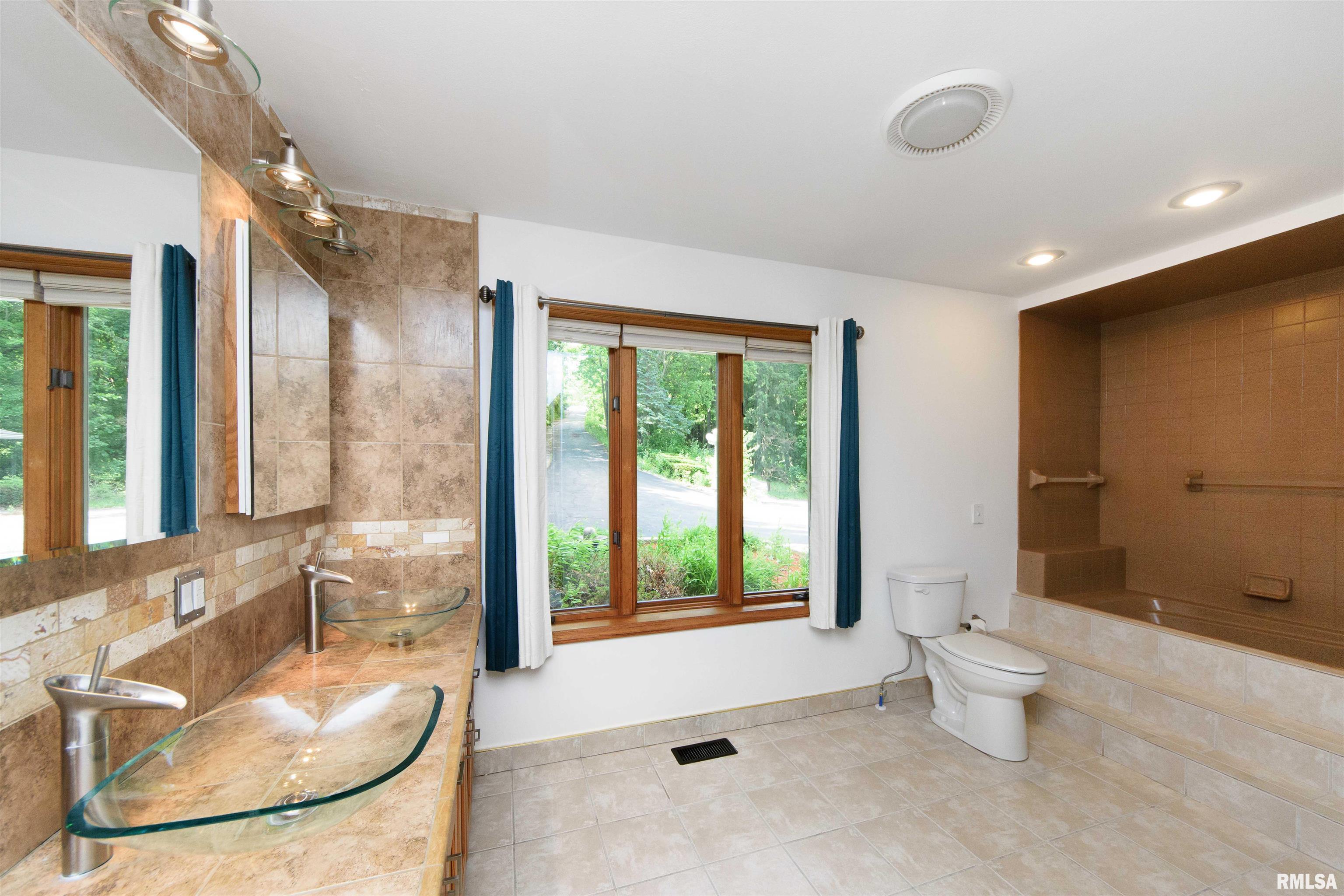 1045 Fondulac Drive, East Peoria, Illinois image 24