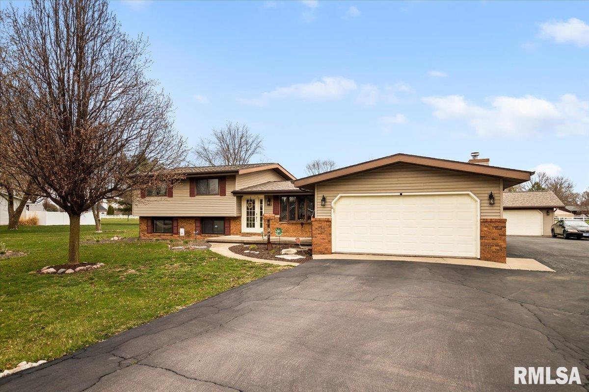 11910 Bubbling Well Road, Glenarm, Illinois image 1