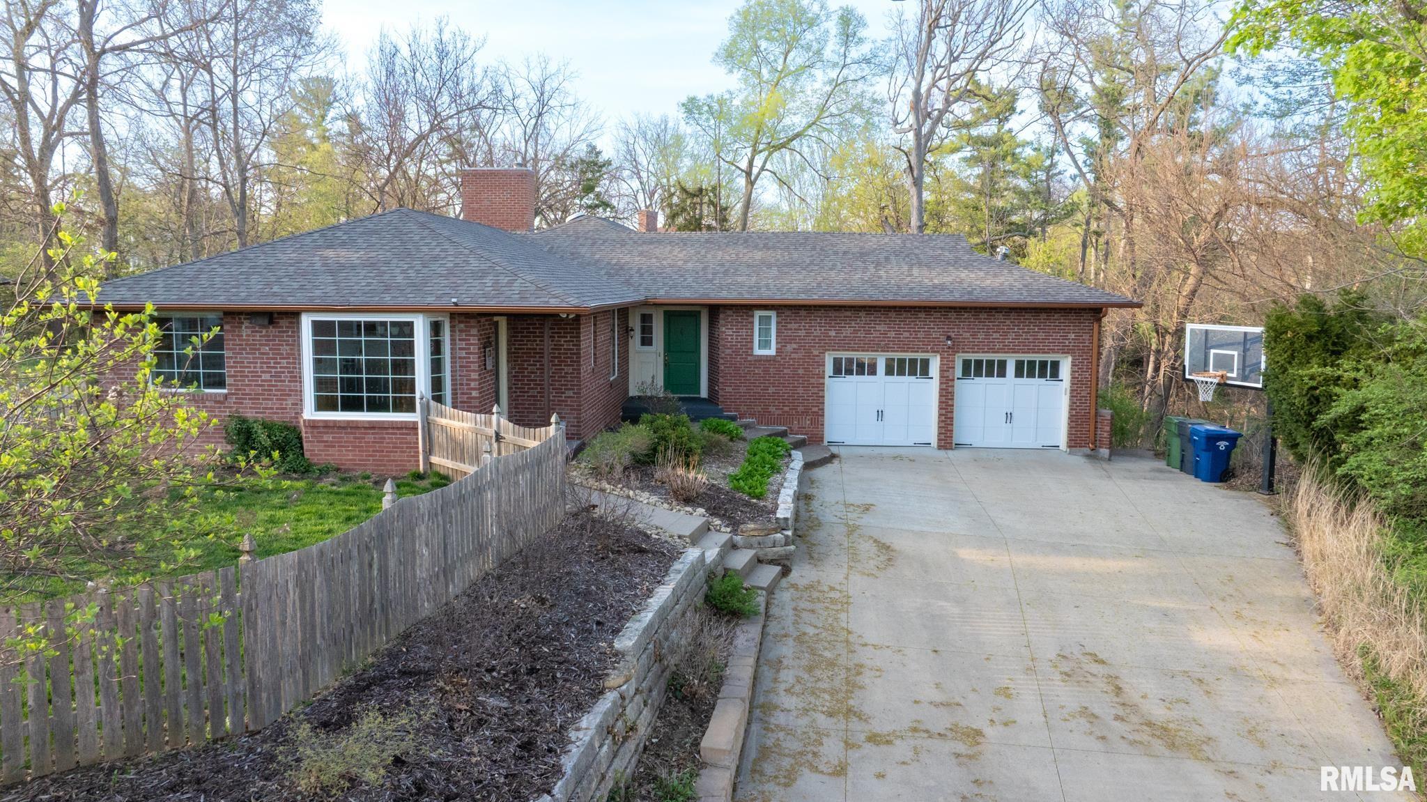 1025 Crescent Drive, Clinton, Iowa image 1