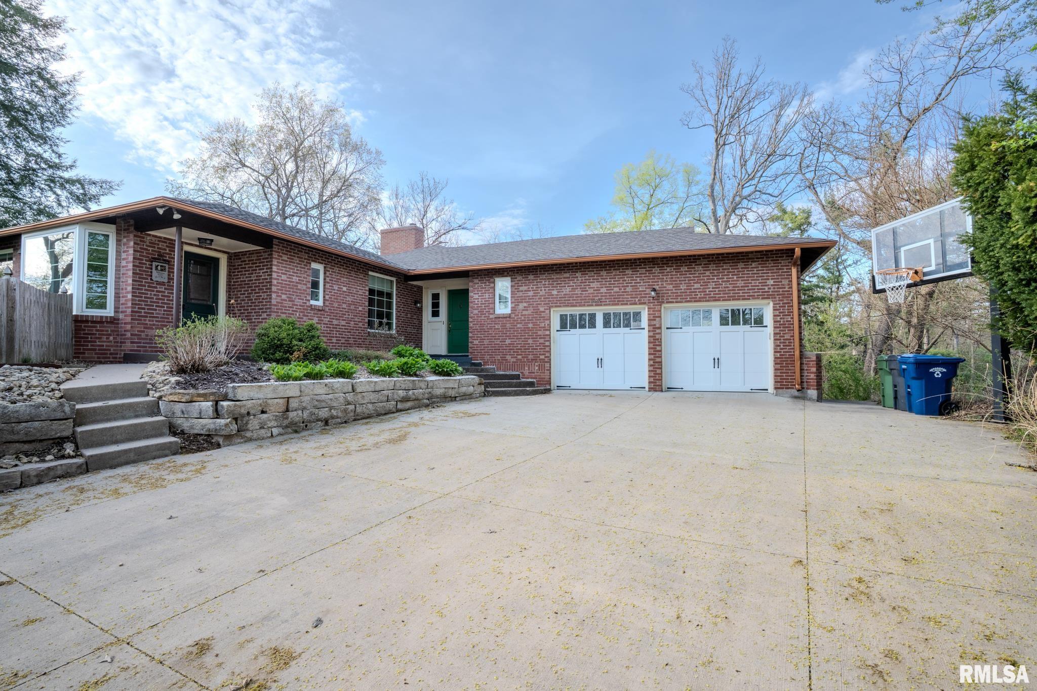 1025 Crescent Drive, Clinton, Iowa image 2