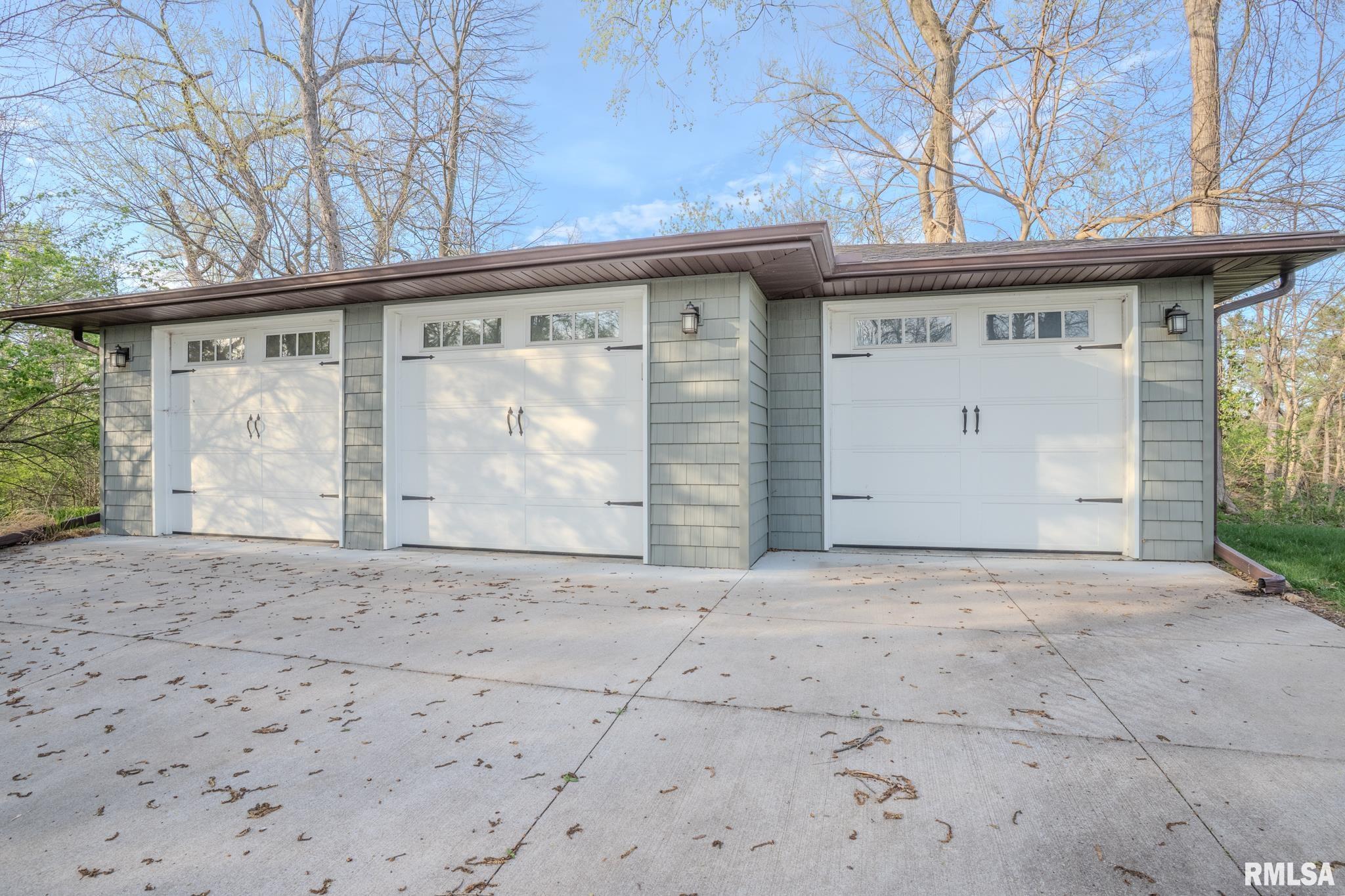 1025 Crescent Drive, Clinton, Iowa image 13