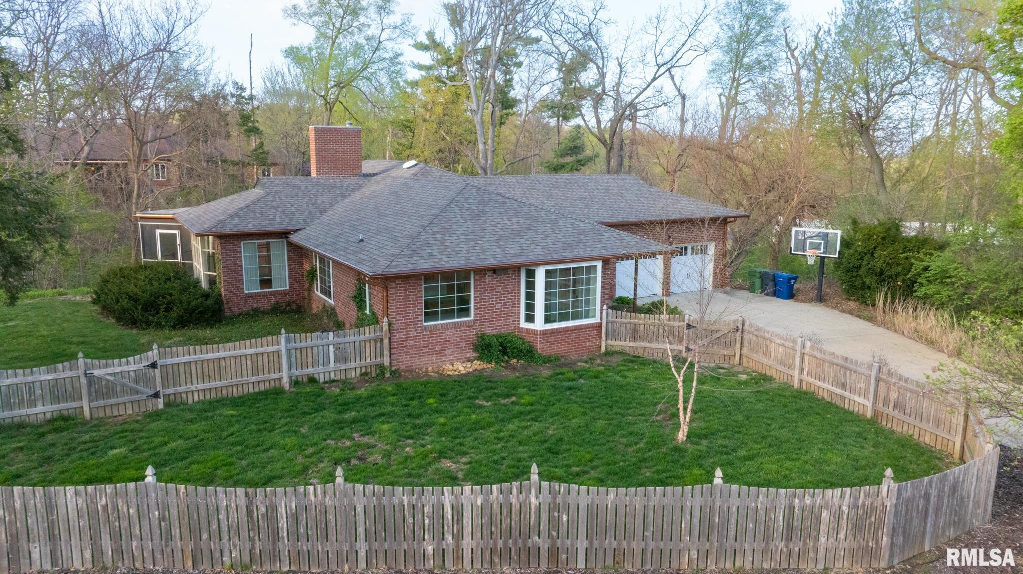 1025 Crescent Drive, Clinton, Iowa image 4