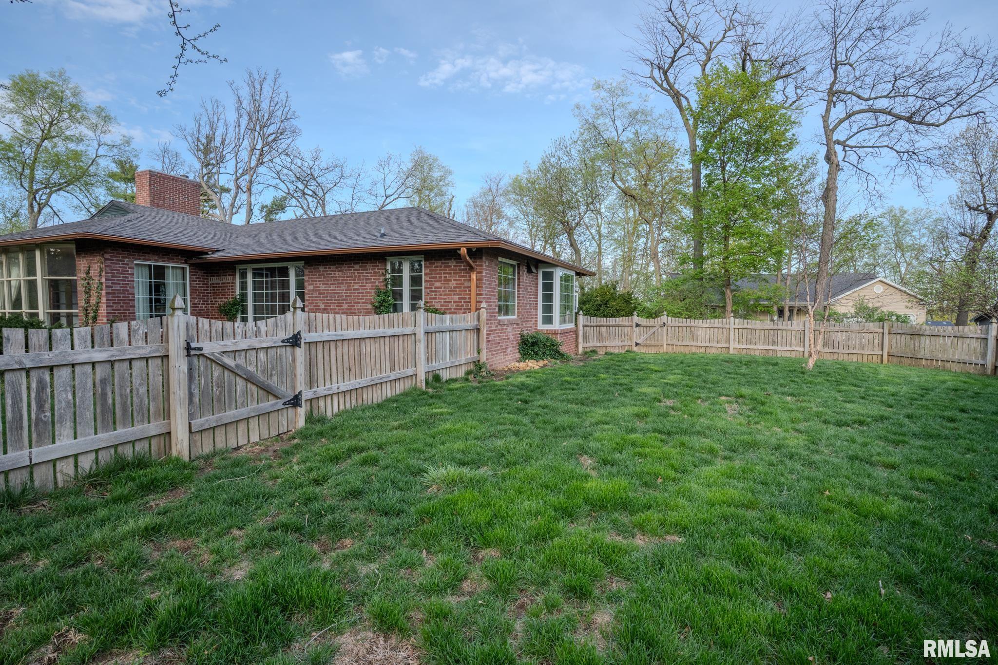 1025 Crescent Drive, Clinton, Iowa image 8