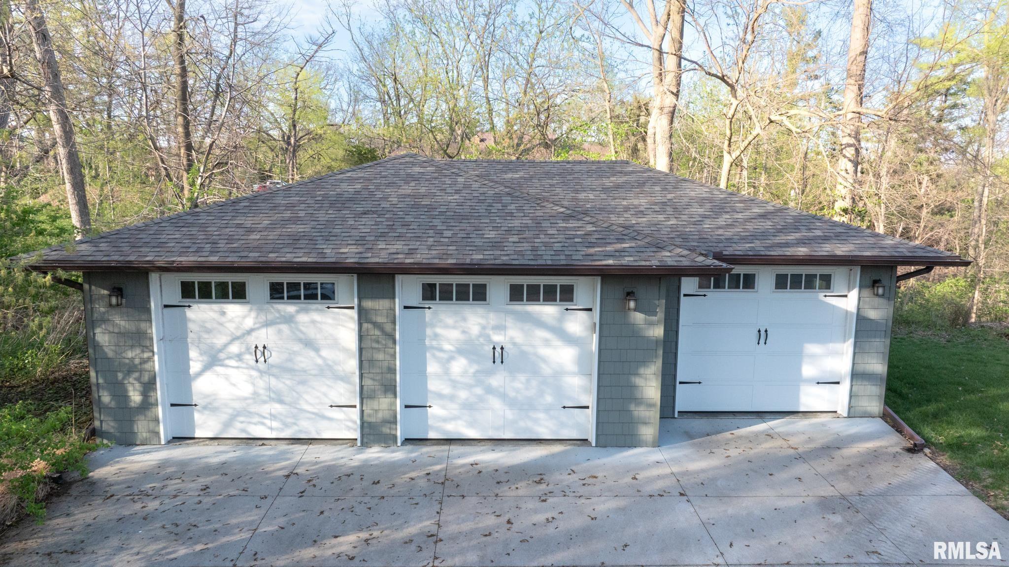 1025 Crescent Drive, Clinton, Iowa image 11