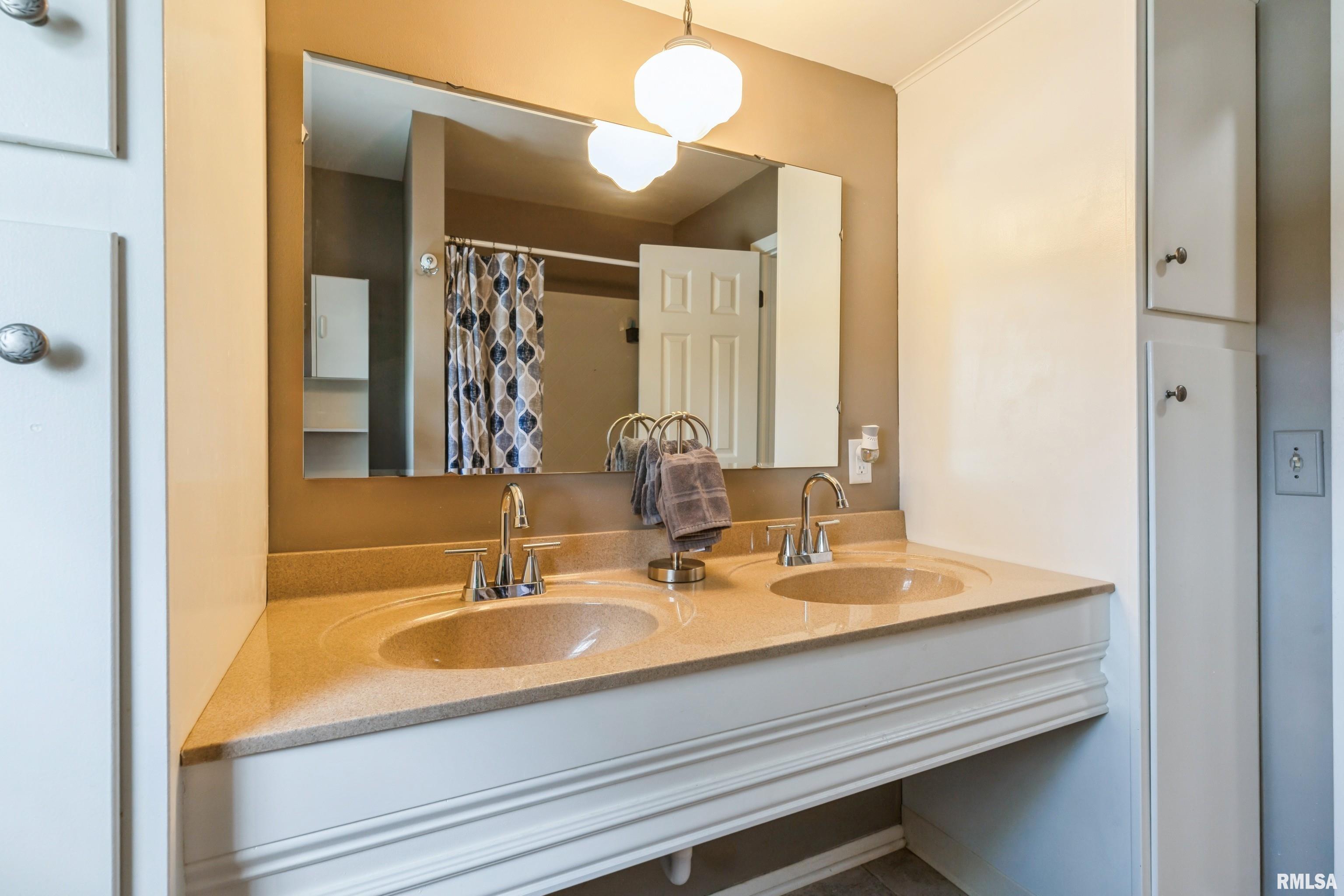 1220 Pine Hill Road, Bettendorf, Iowa image 34